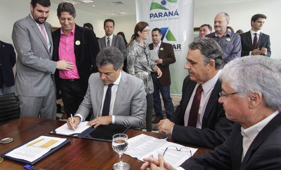 Governador assina termo para construção de 1.520 casas populares O Governo do Paraná anunciou nesta quarta-feira (23) a construção de 1.520 casas populares, em 21 municípios do Estado. O governador Beto Richa e o presidente da Companhia de Habitação do Paraná (Cohapar), Abelardo Lupion, assinaram os contratos de prestação de serviço para a construção das moradias. O investimento é estimado em R$ 101 milhões.