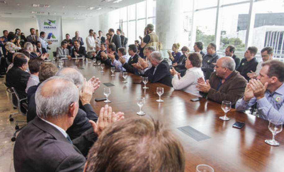 Governador assina termo para construção de 1.520 casas populares O Governo do Paraná anunciou nesta quarta-feira (23) a construção de 1.520 casas populares, em 21 municípios do Estado. O governador Beto Richa e o presidente da Companhia de Habitação do Paraná (Cohapar), Abelardo Lupion, assinaram os contratos de prestação de serviço para a construção das moradias. O investimento é estimado em R$ 101 milhões.