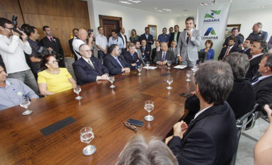 Governador assina termo para construção de 1.520 casas populares O Governo do Paraná anunciou nesta quarta-feira (23) a construção de 1.520 casas populares, em 21 municípios do Estado. O governador Beto Richa e o presidente da Companhia de Habitação do Paraná (Cohapar), Abelardo Lupion, assinaram os contratos de prestação de serviço para a construção das moradias. O investimento é estimado em R$ 101 milhões.