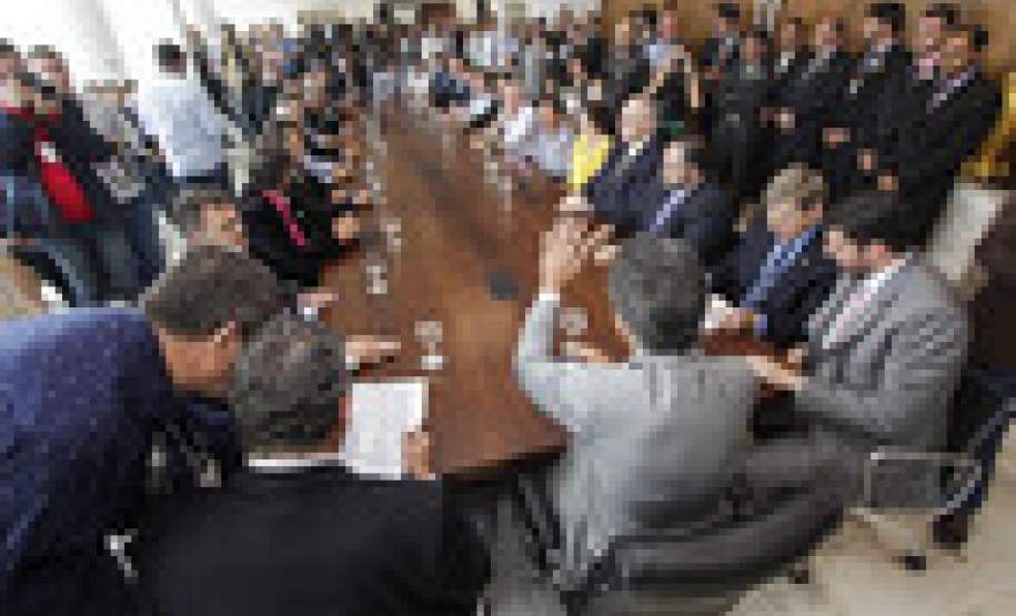 Governador assina termo para construção de 1.520 casas populares O Governo do Paraná anunciou nesta quarta-feira (23) a construção de 1.520 casas populares, em 21 municípios do Estado. O governador Beto Richa e o presidente da Companhia de Habitação do Paraná (Cohapar), Abelardo Lupion, assinaram os contratos de prestação de serviço para a construção das moradias. O investimento é estimado em R$ 101 milhões.