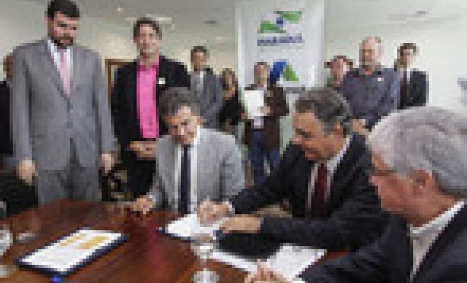 Governador assina termo para construção de 1.520 casas populares O Governo do Paraná anunciou nesta quarta-feira (23) a construção de 1.520 casas populares, em 21 municípios do Estado. O governador Beto Richa e o presidente da Companhia de Habitação do Paraná (Cohapar), Abelardo Lupion, assinaram os contratos de prestação de serviço para a construção das moradias. O investimento é estimado em R$ 101 milhões.