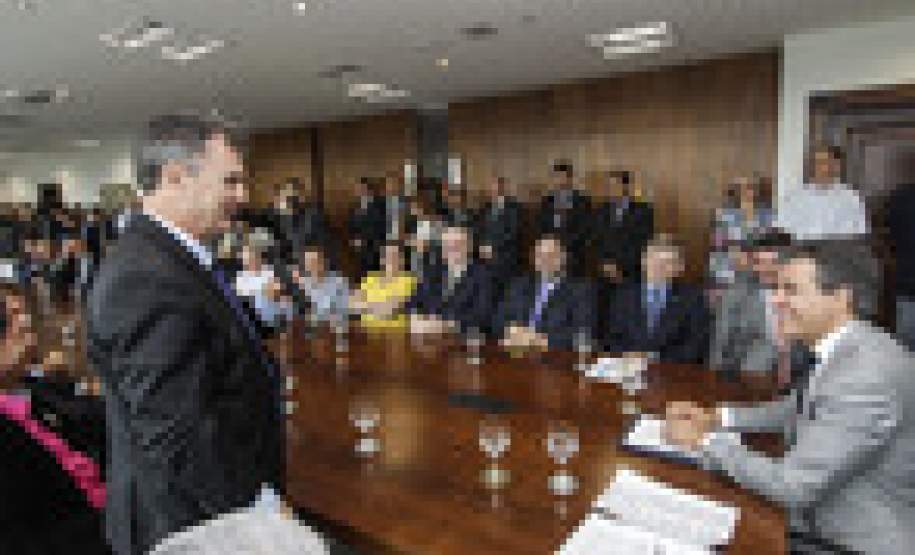 Governador assina termo para construção de 1.520 casas populares O Governo do Paraná anunciou nesta quarta-feira (23) a construção de 1.520 casas populares, em 21 municípios do Estado. O governador Beto Richa e o presidente da Companhia de Habitação do Paraná (Cohapar), Abelardo Lupion, assinaram os contratos de prestação de serviço para a construção das moradias. O investimento é estimado em R$ 101 milhões.