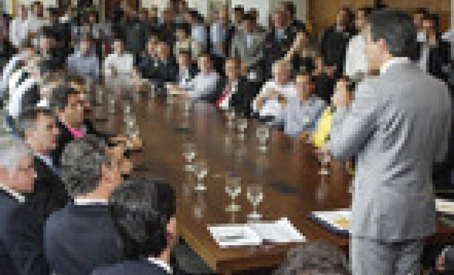 Governador assina termo para construção de 1.520 casas populares O Governo do Paraná anunciou nesta quarta-feira (23) a construção de 1.520 casas populares, em 21 municípios do Estado. O governador Beto Richa e o presidente da Companhia de Habitação do Paraná (Cohapar), Abelardo Lupion, assinaram os contratos de prestação de serviço para a construção das moradias. O investimento é estimado em R$ 101 milhões.