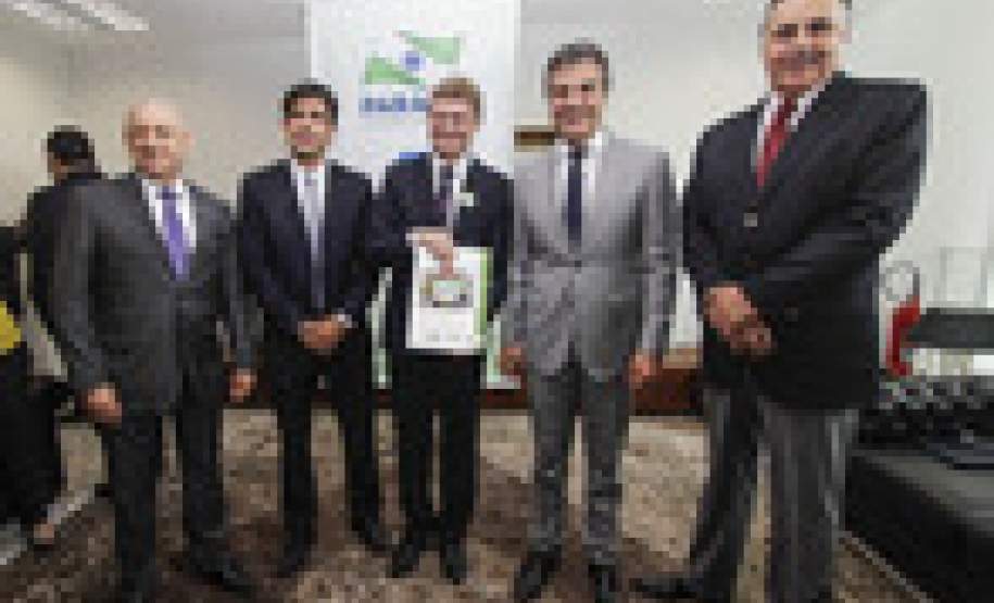 Governador assina termo para construção de 1.520 casas populares O Governo do Paraná anunciou nesta quarta-feira (23) a construção de 1.520 casas populares, em 21 municípios do Estado. O governador Beto Richa e o presidente da Companhia de Habitação do Paraná (Cohapar), Abelardo Lupion, assinaram os contratos de prestação de serviço para a construção das moradias. O investimento é estimado em R$ 101 milhões.