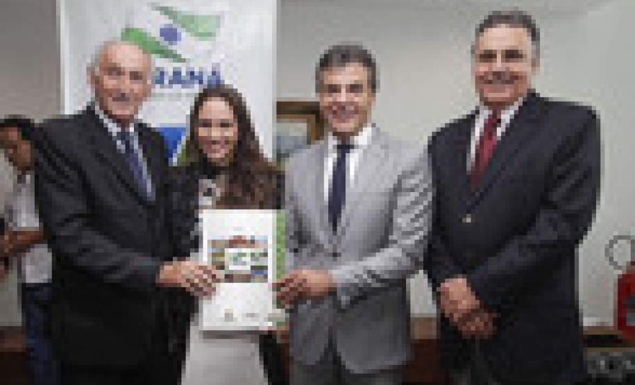 Governador assina termo para construção de 1.520 casas populares O Governo do Paraná anunciou nesta quarta-feira (23) a construção de 1.520 casas populares, em 21 municípios do Estado. O governador Beto Richa e o presidente da Companhia de Habitação do Paraná (Cohapar), Abelardo Lupion, assinaram os contratos de prestação de serviço para a construção das moradias. O investimento é estimado em R$ 101 milhões.