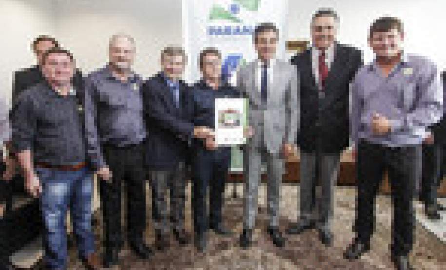 Governador assina termo para construção de 1.520 casas populares O Governo do Paraná anunciou nesta quarta-feira (23) a construção de 1.520 casas populares, em 21 municípios do Estado. O governador Beto Richa e o presidente da Companhia de Habitação do Paraná (Cohapar), Abelardo Lupion, assinaram os contratos de prestação de serviço para a construção das moradias. O investimento é estimado em R$ 101 milhões.