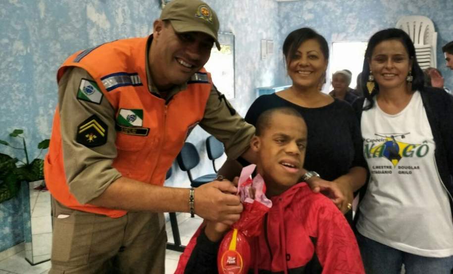 Entrega de Chocolates para Crianças da Associação de Moradores e Amigos da Vila Estrela Na manhã da última quinta-feira, dia 24 de março, o 1º Grupamento de Bombeiros e 1ª CORPDEC realizaram a entrega de chocolates para crianças integrantes da Associação de Moradores e Amigos da Vila Estrela, localizada na Rua Aristides Borsatto, nº 372, Vila Estrela, no Bairro Fazendinha