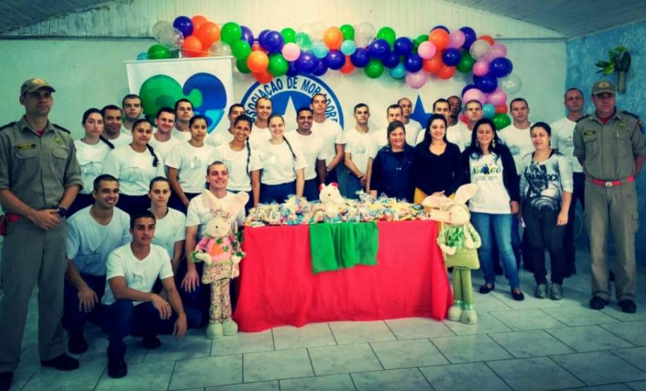 Entrega de Chocolates para Crianças da Associação de Moradores e Amigos da Vila Estrela Na manhã da última quinta-feira, dia 24 de março, o 1º Grupamento de Bombeiros e 1ª CORPDEC realizaram a entrega de chocolates para crianças integrantes da Associação de Moradores e Amigos da Vila Estrela, localizada na Rua Aristides Borsatto, nº 372, Vila Estrela, no Bairro Fazendinha