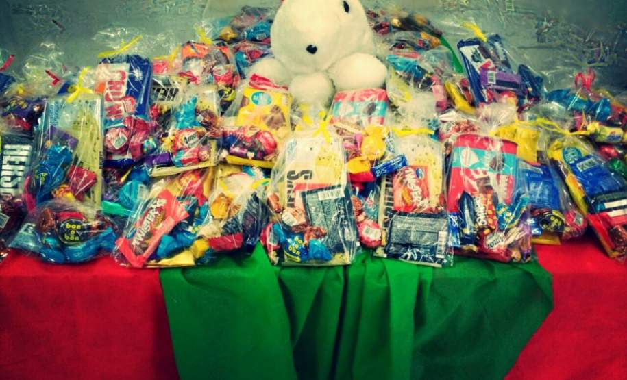 Entrega de Chocolates para Crianças da Associação de Moradores e Amigos da Vila Estrela Na manhã da última quinta-feira, dia 24 de março, o 1º Grupamento de Bombeiros e 1ª CORPDEC realizaram a entrega de chocolates para crianças integrantes da Associação de Moradores e Amigos da Vila Estrela, localizada na Rua Aristides Borsatto, nº 372, Vila Estrela, no Bairro Fazendinha