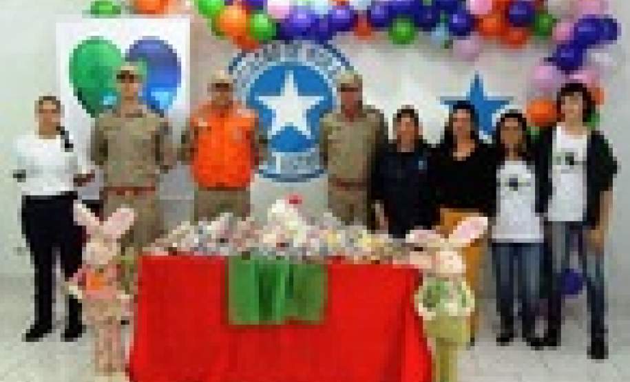 Entrega de Chocolates para Crianças da Associação de Moradores e Amigos da Vila Estrela, em Curitiba Participação d o 1º Grupamento dre Bombeiros e 1ª CORPDEC na Campanha de Páscoa da Provopar rende 200 pacotes de chocolates para crianças carentes da Vila Estrela, em Curitiba.