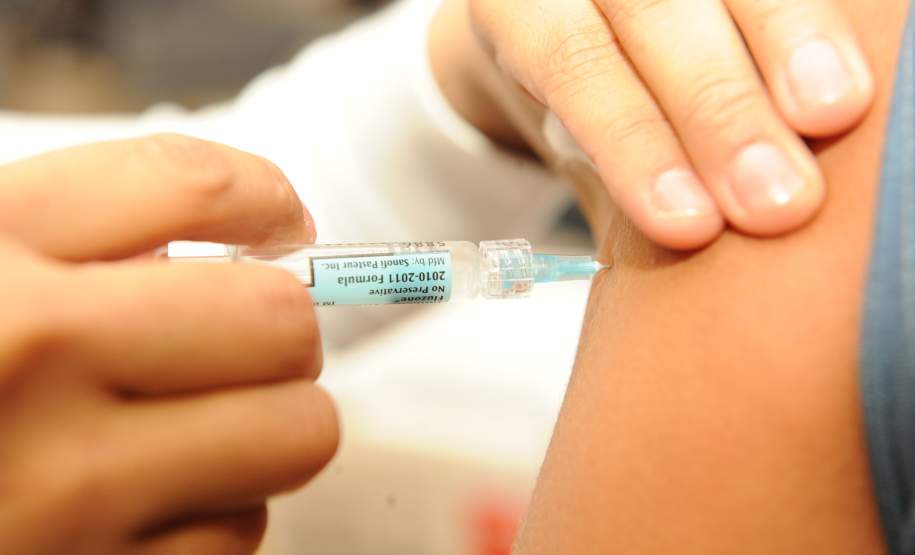 Paraná pretende adquirir vacinas contra a dengue O secretário estadual da Saúde, Michele Caputo Neto, vai a Brasília nesta quarta-feira (30) para uma reunião com o presidente da Anvisa, Jarbas Barbosa. O objetivo é buscar mais informações sobre a vacina contra a dengue, já que o produto foi aprovado pela Agência Nacional de Vigilância Sanitária no dia 28 de dezembro do ano passado.