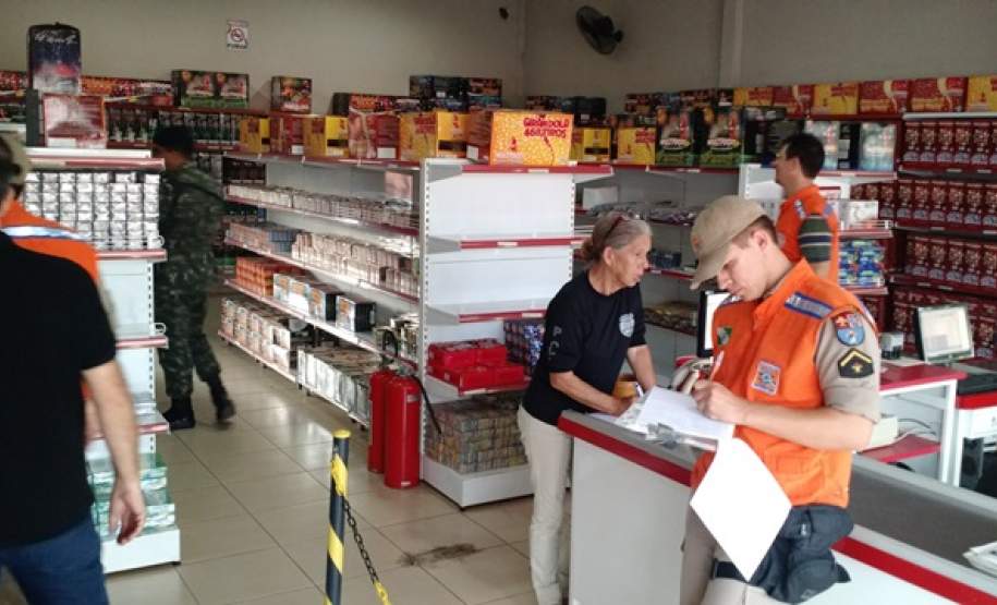 9ª Coordenadoria Regional de Proteção e Defesa Civil realiza fiscalização em depósitos e revendas de produtos perigosos no município de Foz do Iguaçu. 9ª Coordenadoria Regional de Proteção e Defesa Civil realiza fiscalização em depósitos e revendas de produtos perigosos no município de Foz do Iguaçu.
