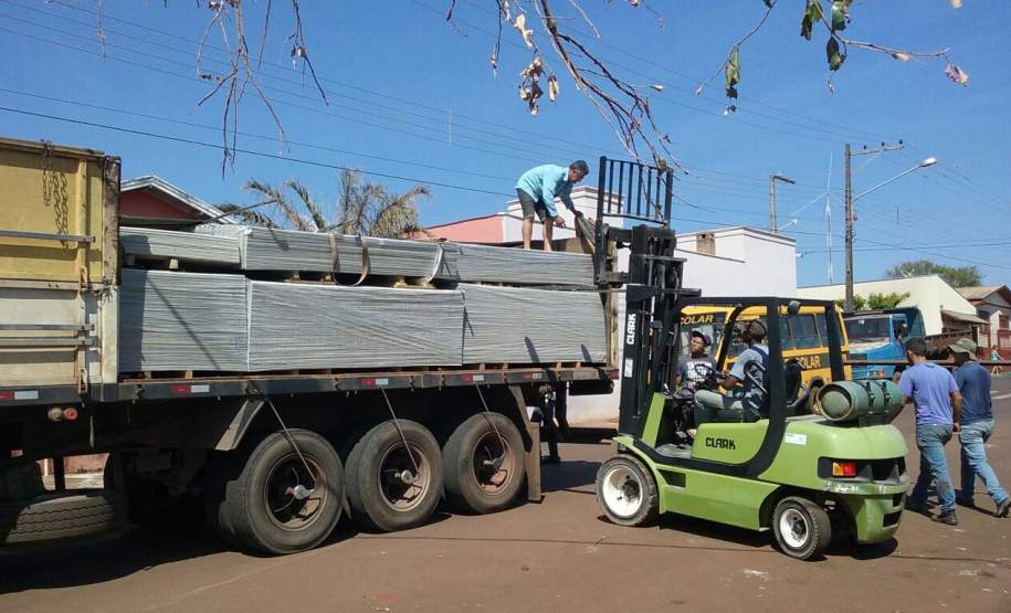 DEFESA CIVIL ESTADUAL ENVIA AUXÍLIO A  MUNICÍPIO ATINGIDO POR GRANIZO E VENDAVAL O Governo do Estado, através da Coordenadoria Estadual de Proteção de Defesa Civil, realizou a entrega de 9.000 (nove mil) telhas ao Município de Santa Mariana neste sábado, dia 9 de abril.