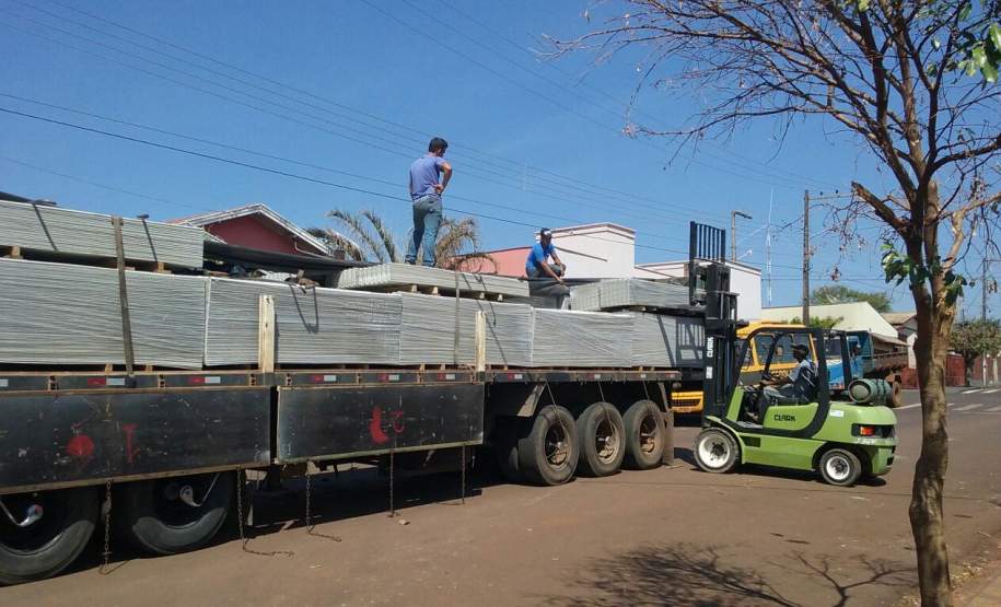 DEFESA CIVIL ESTADUAL ENVIA AUXÍLIO A  MUNICÍPIO ATINGIDO POR GRANIZO E VENDAVAL O Governo do Estado, através da Coordenadoria Estadual de Proteção de Defesa Civil, realizou a entrega de 9.000 (nove mil) telhas ao Município de Santa Mariana neste sábado, dia 9 de abril.