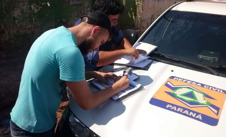 DEFESA CIVIL ESTADUAL ENVIA AUXÍLIO A  MUNICÍPIO ATINGIDO POR GRANIZO E VENDAVAL O Governo do Estado, através da Coordenadoria Estadual de Proteção de Defesa Civil, realizou a entrega de 9.000 (nove mil) telhas ao Município de Santa Mariana neste sábado, dia 9 de abril.