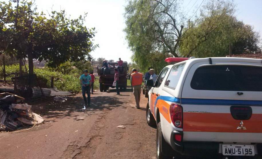 DEFESA CIVIL ESTADUAL ENVIA AUXÍLIO A  MUNICÍPIO ATINGIDO POR GRANIZO E VENDAVAL O Governo do Estado, através da Coordenadoria Estadual de Proteção de Defesa Civil, realizou a entrega de 9.000 (nove mil) telhas ao Município de Santa Mariana neste sábado, dia 9 de abril.