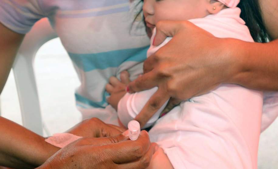 Cerca de 2,9 milhões de paranaenses já podem se vacinar contra a gripe na rede pública de saúde. As doses estão disponíveis desde esta segunda-feira (25) em mais de 2.200 unidades de saúde. No Paraná, o início da campanha foi antecipado em cinco dias por conta do recente aumento no número de casos da doença.