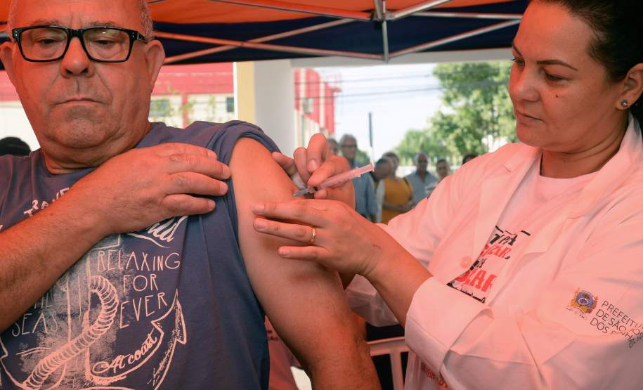 Cerca de 2,9 milhões de paranaenses já podem se vacinar contra a gripe na rede pública de saúde. As doses estão disponíveis desde esta segunda-feira (25) em mais de 2.200 unidades de saúde. No Paraná, o início da campanha foi antecipado em cinco dias por conta do recente aumento no número de casos da doença.