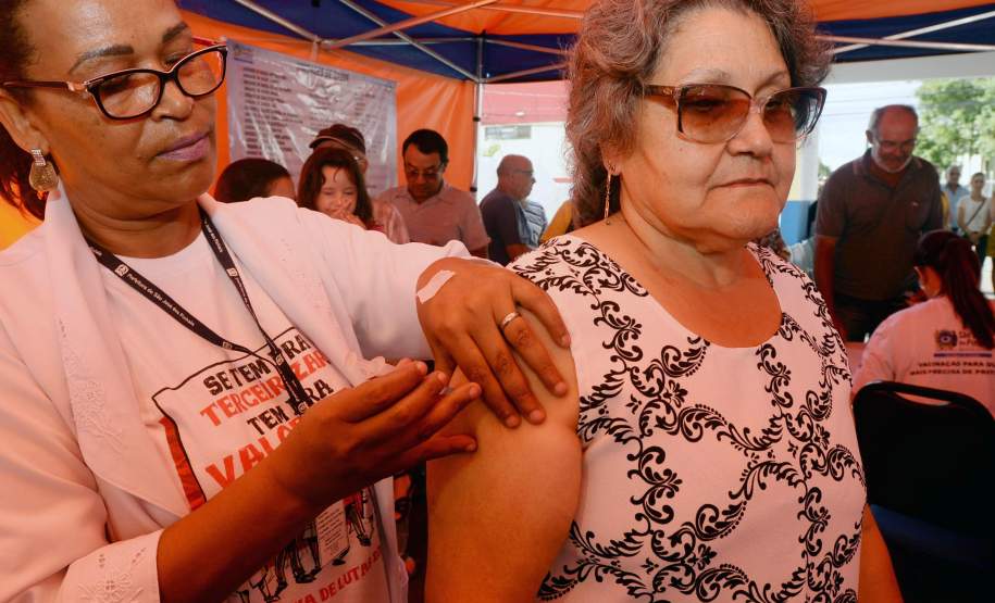 Cerca de 2,9 milhões de paranaenses já podem se vacinar contra a gripe na rede pública de saúde. As doses estão disponíveis desde esta segunda-feira (25) em mais de 2.200 unidades de saúde. No Paraná, o início da campanha foi antecipado em cinco dias por conta do recente aumento no número de casos da doença.