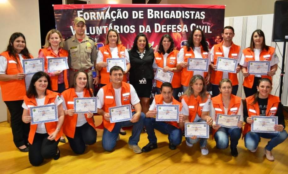 No dia 12/05/2016 encerrou-se com êxito o Curso de Brigadista Comunitário de Três Barras do Paraná. Foram certificados 135 brigadistas comunitários e voluntários de diversas idades entre homens e mulheres das 34 Comunidades, divididas em 14 Núcleos de Defesa Civil.