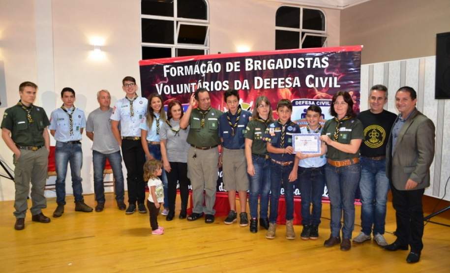 No dia 12/05/2016 encerrou-se com êxito o Curso de Brigadista Comunitário de Três Barras do Paraná. Foram certificados 135 brigadistas comunitários e voluntários de diversas idades entre homens e mulheres das 34 Comunidades, divididas em 14 Núcleos de Defesa Civil.