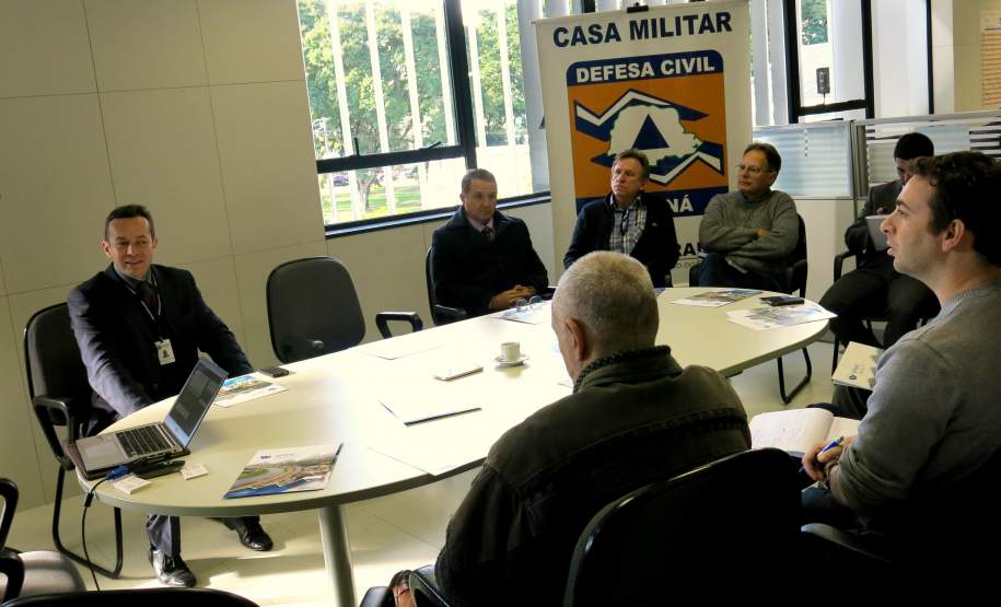 Na manhã desta segunda feira (23/05), o Coordenador Executivo de Proteção e Defesa Civil Tenente- Coronel Edemilson de Barros recebeu no Palácio das Araucárias representantes das empresas Fractal Engenharia e Rijomtec Equipamentos de Segurança (ambas de Santa Catarina), que apresentaram o Sistema de Previsão de Eventos Hidrológicos Críticos o (SPEHC).