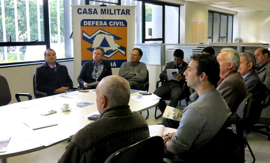 Na manhã desta segunda feira (23/05), o Coordenador Executivo de Proteção e Defesa Civil Tenente- Coronel Edemilson de Barros recebeu no Palácio das Araucárias representantes das empresas Fractal Engenharia e Rijomtec Equipamentos de Segurança (ambas de Santa Catarina), que apresentaram o Sistema de Previsão de Eventos Hidrológicos Críticos o (SPEHC).