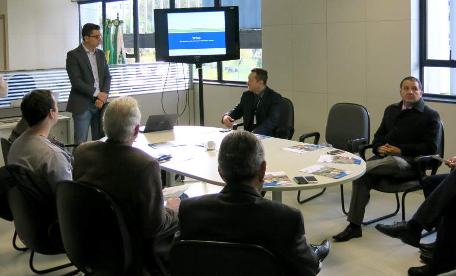 Na manhã desta segunda feira (23/05), o Coordenador Executivo de Proteção e Defesa Civil Tenente- Coronel Edemilson de Barros recebeu no Palácio das Araucárias representantes das empresas Fractal Engenharia e Rijomtec Equipamentos de Segurança (ambas de Santa Catarina), que apresentaram o Sistema de Previsão de Eventos Hidrológicos Críticos o (SPEHC).