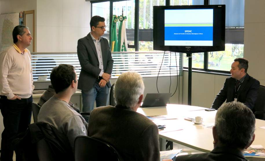 Na manhã desta segunda feira (23/05), o Coordenador Executivo de Proteção e Defesa Civil Tenente- Coronel Edemilson de Barros recebeu no Palácio das Araucárias representantes das empresas Fractal Engenharia e Rijomtec Equipamentos de Segurança (ambas de Santa Catarina), que apresentaram o Sistema de Previsão de Eventos Hidrológicos Críticos o (SPEHC).