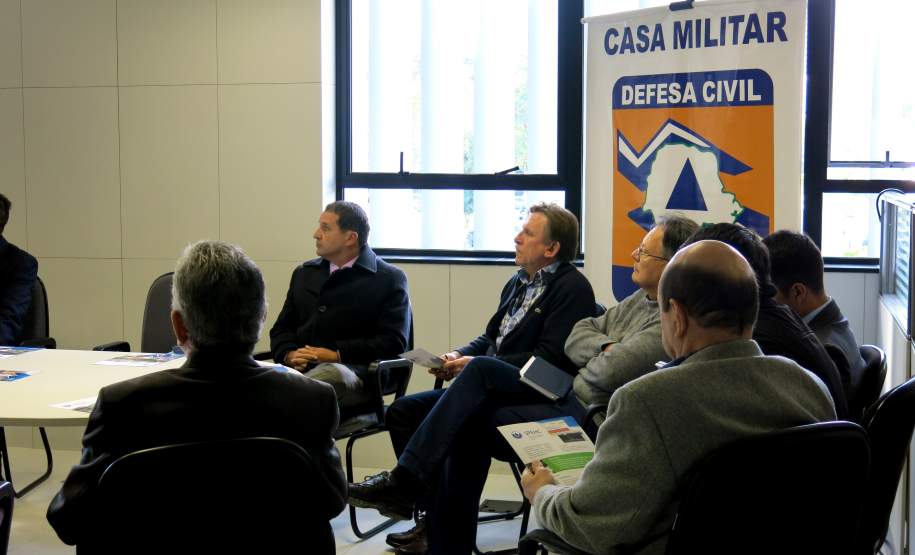 Na manhã desta segunda feira (23/05), o Coordenador Executivo de Proteção e Defesa Civil Tenente- Coronel Edemilson de Barros recebeu no Palácio das Araucárias representantes das empresas Fractal Engenharia e Rijomtec Equipamentos de Segurança (ambas de Santa Catarina), que apresentaram o Sistema de Previsão de Eventos Hidrológicos Críticos o (SPEHC).