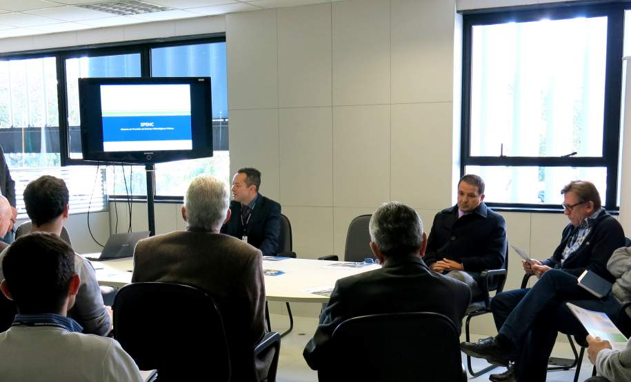 Na manhã desta segunda feira (23/05), o Coordenador Executivo de Proteção e Defesa Civil Tenente- Coronel Edemilson de Barros recebeu no Palácio das Araucárias representantes das empresas Fractal Engenharia e Rijomtec Equipamentos de Segurança (ambas de Santa Catarina), que apresentaram o Sistema de Previsão de Eventos Hidrológicos Críticos o (SPEHC).