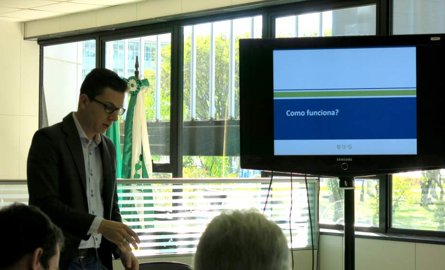 Na manhã desta segunda feira (23/05), o Coordenador Executivo de Proteção e Defesa Civil Tenente- Coronel Edemilson de Barros recebeu no Palácio das Araucárias representantes das empresas Fractal Engenharia e Rijomtec Equipamentos de Segurança (ambas de Santa Catarina), que apresentaram o Sistema de Previsão de Eventos Hidrológicos Críticos o (SPEHC).