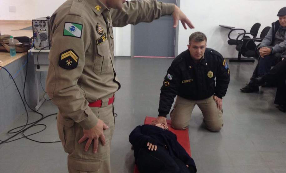 14ª COORDENADORIA REGIONAL DE PROTEÇÃO E DEFESA CIVIL CAPACITA PROFISSIONAIS DA EDUCAÇÃO PARA ATUAR NAS BRIGADAS ESCOLARES. O Programa Brigadas Escolares do Governo do Estado em parceria com a Coordenadoria Estadual de Proteção e Defesa Civil tem como objetivo capacitar profissionais da educação para compor as brigadas escolares nos estabelecimentos da rede pública estadual de ensino.