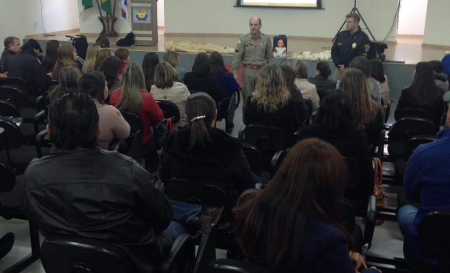 14ª COORDENADORIA REGIONAL DE PROTEÇÃO E DEFESA CIVIL CAPACITA PROFISSIONAIS DA EDUCAÇÃO PARA ATUAR NAS BRIGADAS ESCOLARES. O Programa Brigadas Escolares do Governo do Estado em parceria com a Coordenadoria Estadual de Proteção e Defesa Civil tem como objetivo capacitar profissionais da educação para compor as brigadas escolares nos estabelecimentos da rede pública estadual de ensino.