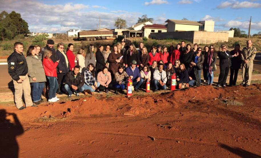 14ª COORDENADORIA REGIONAL DE PROTEÇÃO E DEFESA CIVIL CAPACITA PROFISSIONAIS DA EDUCAÇÃO PARA ATUAR NAS BRIGADAS ESCOLARES. O Programa Brigadas Escolares do Governo do Estado em parceria com a Coordenadoria Estadual de Proteção e Defesa Civil tem como objetivo capacitar profissionais da educação para compor as brigadas escolares nos estabelecimentos da rede pública estadual de ensino.