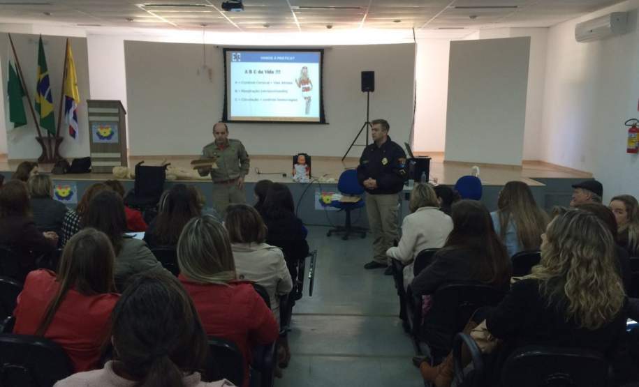 14ª COORDENADORIA REGIONAL DE PROTEÇÃO E DEFESA CIVIL CAPACITA PROFISSIONAIS DA EDUCAÇÃO PARA ATUAR NAS BRIGADAS ESCOLARES. O Programa Brigadas Escolares do Governo do Estado em parceria com a Coordenadoria Estadual de Proteção e Defesa Civil tem como objetivo capacitar profissionais da educação para compor as brigadas escolares nos estabelecimentos da rede pública estadual de ensino.