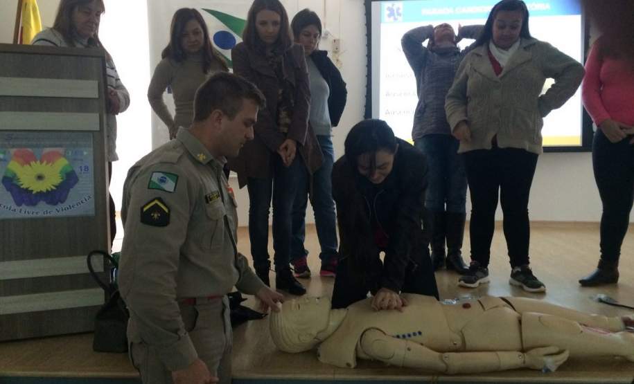 14ª COORDENADORIA REGIONAL DE PROTEÇÃO E DEFESA CIVIL CAPACITA PROFISSIONAIS DA EDUCAÇÃO PARA ATUAR NAS BRIGADAS ESCOLARES. O Programa Brigadas Escolares do Governo do Estado em parceria com a Coordenadoria Estadual de Proteção e Defesa Civil tem como objetivo capacitar profissionais da educação para compor as brigadas escolares nos estabelecimentos da rede pública estadual de ensino.
