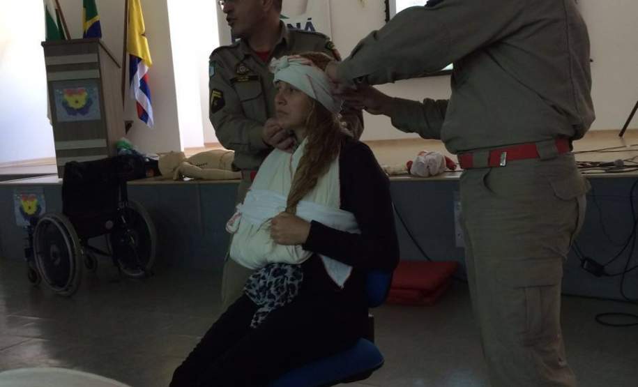 14ª COORDENADORIA REGIONAL DE PROTEÇÃO E DEFESA CIVIL CAPACITA PROFISSIONAIS DA EDUCAÇÃO PARA ATUAR NAS BRIGADAS ESCOLARES. O Programa Brigadas Escolares do Governo do Estado em parceria com a Coordenadoria Estadual de Proteção e Defesa Civil tem como objetivo capacitar profissionais da educação para compor as brigadas escolares nos estabelecimentos da rede pública estadual de ensino.