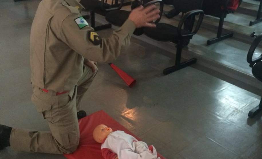 14ª COORDENADORIA REGIONAL DE PROTEÇÃO E DEFESA CIVIL CAPACITA PROFISSIONAIS DA EDUCAÇÃO PARA ATUAR NAS BRIGADAS ESCOLARES. O Programa Brigadas Escolares do Governo do Estado em parceria com a Coordenadoria Estadual de Proteção e Defesa Civil tem como objetivo capacitar profissionais da educação para compor as brigadas escolares nos estabelecimentos da rede pública estadual de ensino.