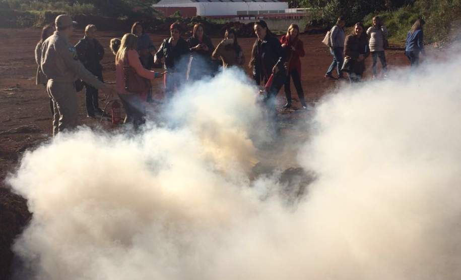 14ª COORDENADORIA REGIONAL DE PROTEÇÃO E DEFESA CIVIL CAPACITA PROFISSIONAIS DA EDUCAÇÃO PARA ATUAR NAS BRIGADAS ESCOLARES. O Programa Brigadas Escolares do Governo do Estado em parceria com a Coordenadoria Estadual de Proteção e Defesa Civil tem como objetivo capacitar profissionais da educação para compor as brigadas escolares nos estabelecimentos da rede pública estadual de ensino.