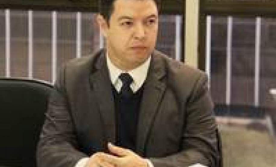 Na manhã desta terça-feira, 31, o secretário do Desenvolvimento Urbano, Ratinho Junior, recebeu em seu gabinete, na SEDU, o secretário de Estado Chefe da Casa Militar do Paraná, coronel Adilson Castilho Casitas