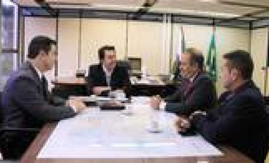 Na manhã desta terça-feira, 31, o secretário do Desenvolvimento Urbano, Ratinho Junior, recebeu em seu gabinete, na SEDU, o secretário de Estado Chefe da Casa Militar do Paraná, coronel Adilson Castilho Casitas