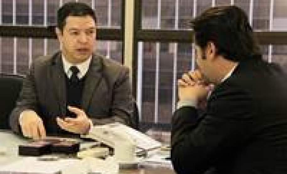 Na manhã desta terça-feira, 31, o secretário do Desenvolvimento Urbano, Ratinho Junior, recebeu em seu gabinete, na SEDU, o secretário de Estado Chefe da Casa Militar do Paraná, coronel Adilson Castilho Casitas