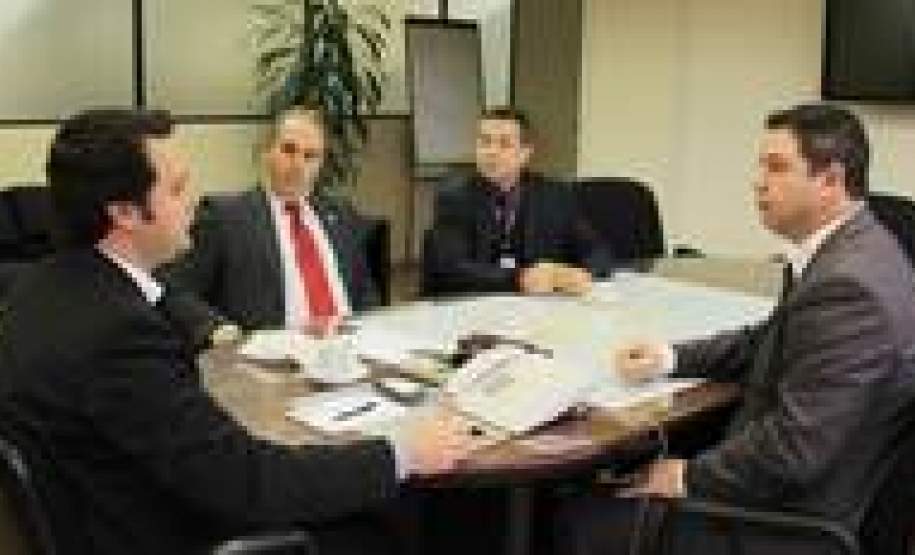 Na manhã desta terça-feira, 31, o secretário do Desenvolvimento Urbano, Ratinho Junior, recebeu em seu gabinete, na SEDU, o secretário de Estado Chefe da Casa Militar do Paraná, coronel Adilson Castilho Casitas