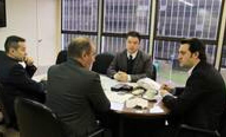 Na manhã desta terça-feira, 31, o secretário do Desenvolvimento Urbano, Ratinho Junior, recebeu em seu gabinete, na SEDU, o secretário de Estado Chefe da Casa Militar do Paraná, coronel Adilson Castilho Casitas