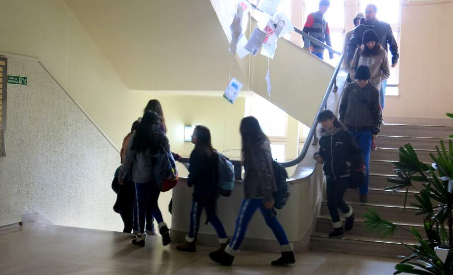 Na manhã de hoje (07/06) foi realizado o simulado do Plano de Abandono no Colégio Estadual do Paraná. Esse é o 5º ano consecutivo que o simulado é realizado no local, onde os alunos professores e funcionários puderam realizar o procedimento de abandono do prédio que possui 5 pavimentos.
O Colégio é frequentado por alunos do Ensino Fundamental e Médio durante os três períodos do dia.