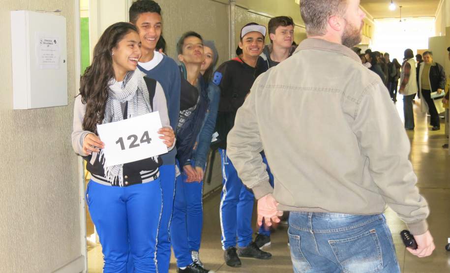 Na manhã de hoje (07/06) foi realizado o simulado do Plano de Abandono no Colégio Estadual do Paraná. Esse é o 5º ano consecutivo que o simulado é realizado no local, onde os alunos professores e funcionários puderam realizar o procedimento de abandono do prédio que possui 5 pavimentos.
O Colégio é frequentado por alunos do Ensino Fundamental e Médio durante os três períodos do dia.