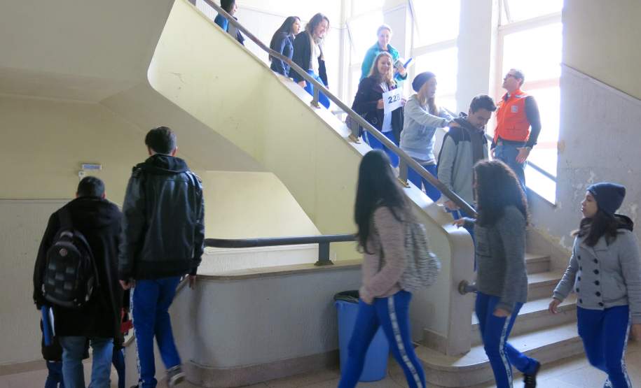 Na manhã de hoje (07/06) foi realizado o simulado do Plano de Abandono no Colégio Estadual do Paraná. Esse é o 5º ano consecutivo que o simulado é realizado no local, onde os alunos professores e funcionários puderam realizar o procedimento de abandono do prédio que possui 5 pavimentos.
O Colégio é frequentado por alunos do Ensino Fundamental e Médio durante os três períodos do dia.