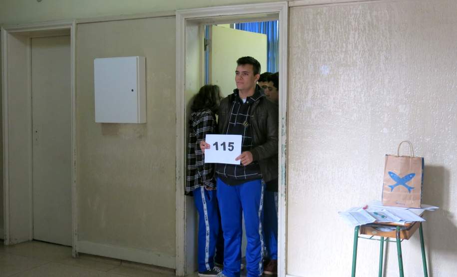 Na manhã de hoje (07/06) foi realizado o simulado do Plano de Abandono no Colégio Estadual do Paraná. Esse é o 5º ano consecutivo que o simulado é realizado no local, onde os alunos professores e funcionários puderam realizar o procedimento de abandono do prédio que possui 5 pavimentos.
O Colégio é frequentado por alunos do Ensino Fundamental e Médio durante os três períodos do dia.