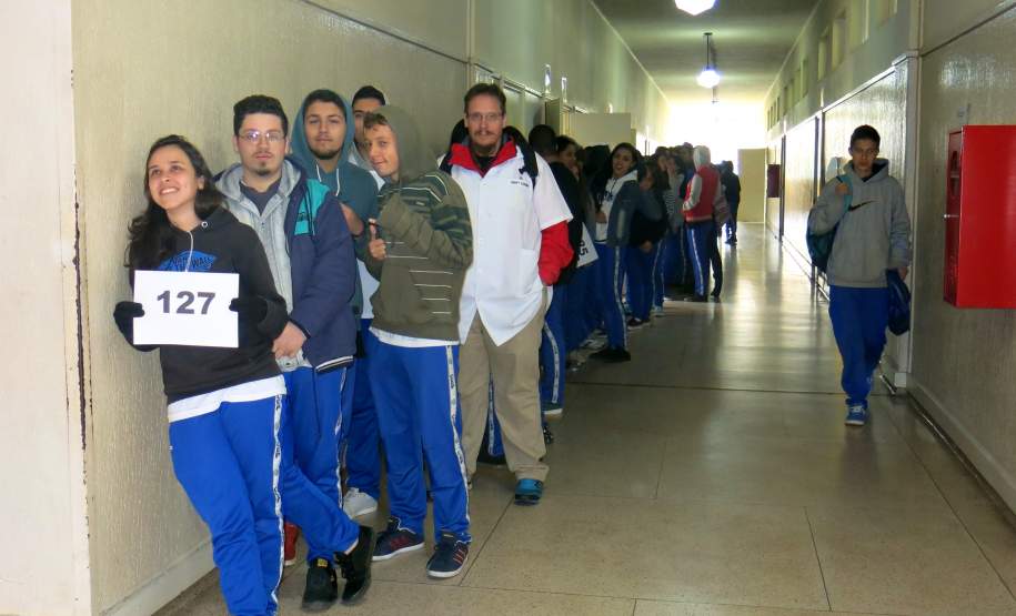 Na manhã de hoje (07/06) foi realizado o simulado do Plano de Abandono no Colégio Estadual do Paraná. Esse é o 5º ano consecutivo que o simulado é realizado no local, onde os alunos professores e funcionários puderam realizar o procedimento de abandono do prédio que possui 5 pavimentos.
O Colégio é frequentado por alunos do Ensino Fundamental e Médio durante os três períodos do dia.